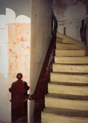 022 - 1993-Hartford St-Front Staircase.jpg