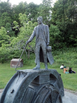 Tesla Monument-2011.jpg