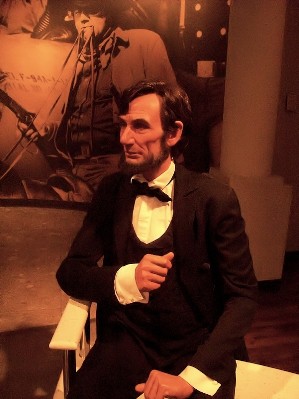 Madame Tussauds Lincoln Left Pose.jpg