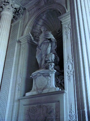 034 - Statue of Victory at Versailles - 2004.jpg