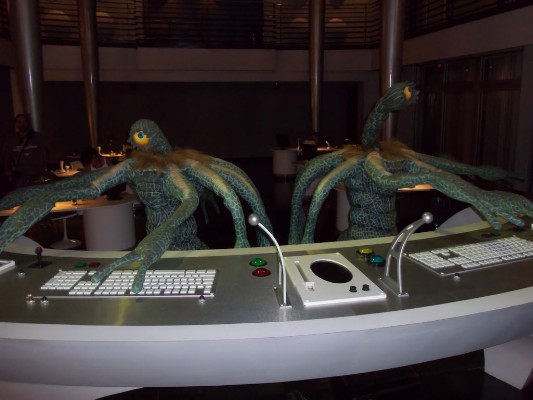 Men in Black - Behind the Scenes Bhnxaxx & Bob.jpg