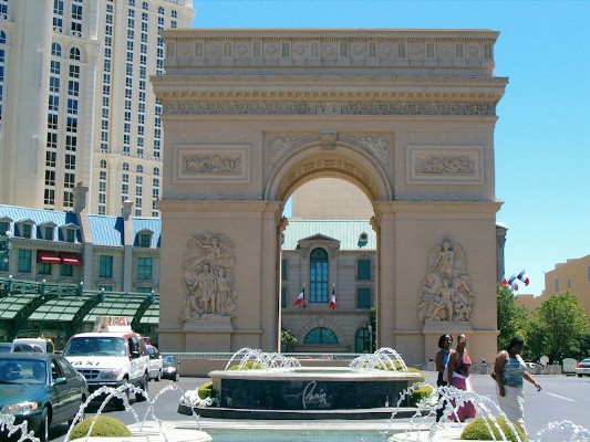 Arch de Triumph at Paris - 2005.jpg