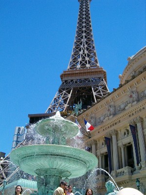 Eiffel Tower at Paris - 2005.jpg