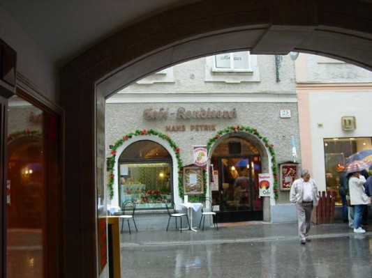 021 - Getreidegasse Pic 2 - 2002.jpg