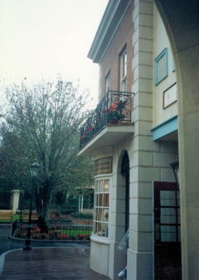 023 - Epcot London Storefront - 1991.jpg