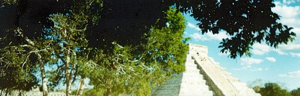 Chichen Itza Pyramid Panoramic.jpg
